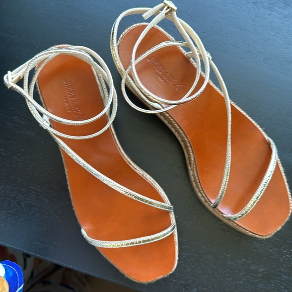 Jimmy Choo Drive 60 cracked leather wedge sandals Espadrilles in Gold NWOB - Picture 5 of 8